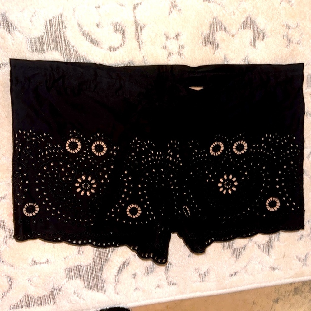 BCBGMAXAZRIA SIZE LARGE women’s black shorts